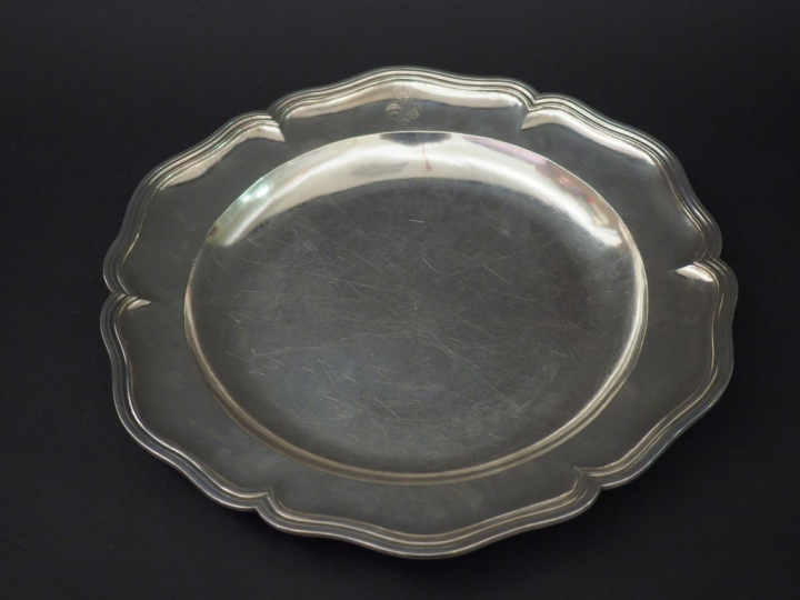 MOYSSET à Toulouse Grand plat rond  XVIIIème en argent, modèle à filet