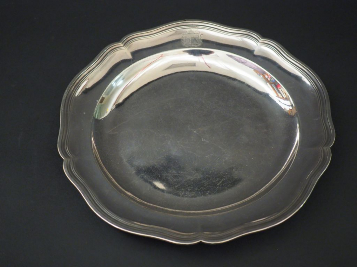 Plat rond XVIIIème en argent, à décor de filets moulurés. Armorié. Dia