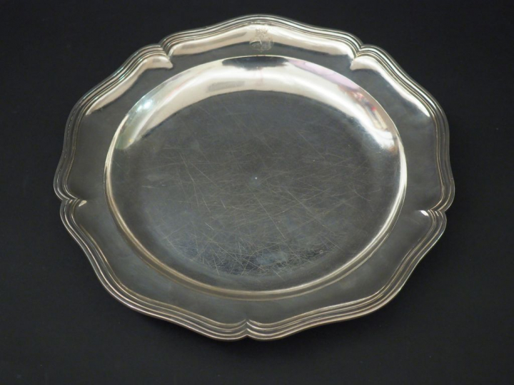 Plat rond XVIIIème en argent, modèle à filets.  Bord polylobé.  Armori