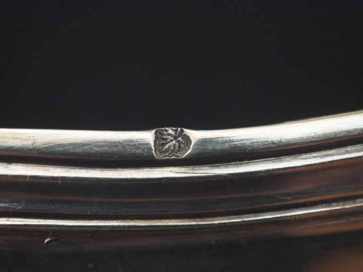 Plat rond XVIIIème en argent, modèle à filets.  Bord polylobé.  Armori