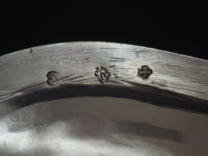 Plat rond XVIIIème en argent, modèle à filets.  Bord polylobé.  Armori