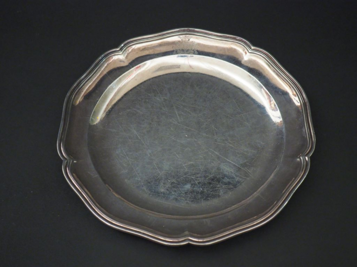 Plat XVIIIème en argent, modèle à filet. Bords polylobés. Armorié. Dia