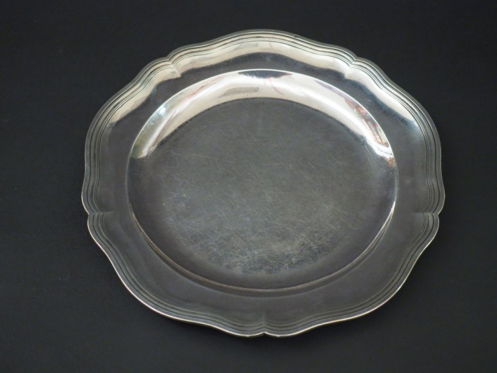 Plat rond XVIIIème en argent, à décor de filets moulurés. Bord polylob