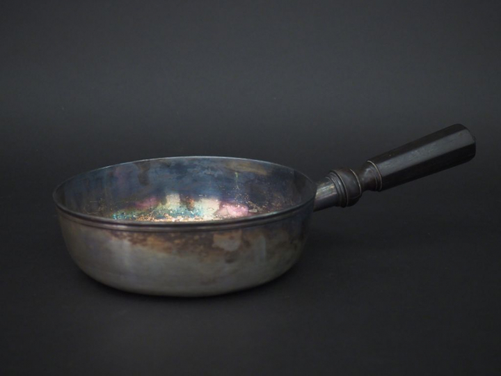 Poêlon XVIIIème en argent lisse, à décor de filets sur le bord.  Manch