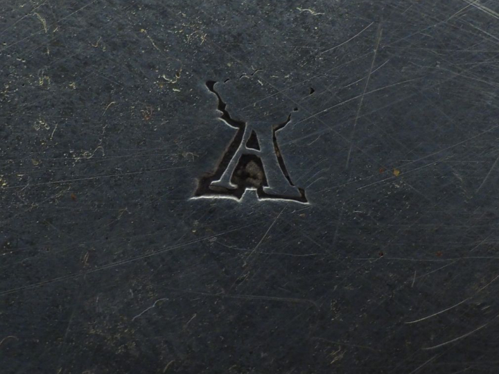 Poêlon XVIIIème en argent lisse, à décor de filets sur le bord.  Manch