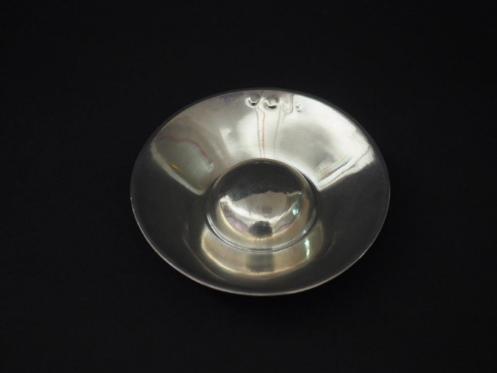 	Taste vin XVIIIème en argent lisse.  Monogrammé. Diam. 10,5 cm  Poids