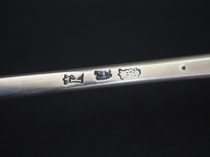 Cuillère à ragout  XVIIIème en argent, modèle uniplat. Monogrammée. Lo