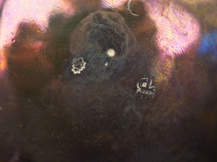 Verseuse tripode XVIIIème en argent de forme balustre. Bec verseur cou