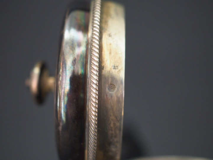 Verseuse tripode XVIIIème en argent de forme balustre. Bec verseur cou