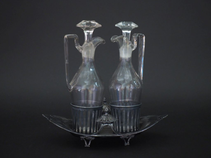 Huilier - vinaigrier XVIIIème en argent de forme navette, à décor de p