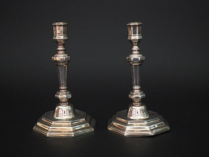	Paire de flambeaux  XVIIIème en argent, fut balustre. H. 20,5 cm Poid