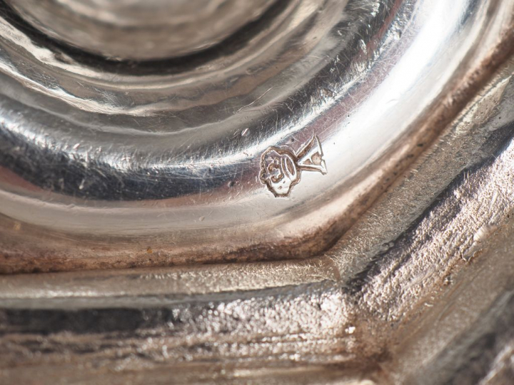 	Paire de flambeaux  XVIIIème en argent, fut balustre. H. 20,5 cm Poid