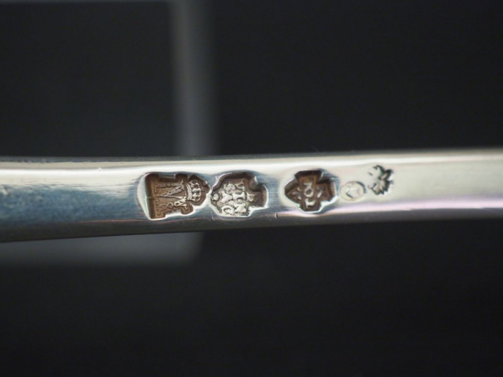 	Cuillère à ragout  XVIIIème en argent, modèle uniplat. Monogrammée. L