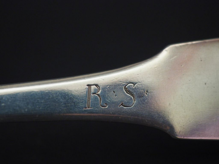 	Cuillère à ragout  XVIIIème en argent, modèle uniplat. Monogrammée. L