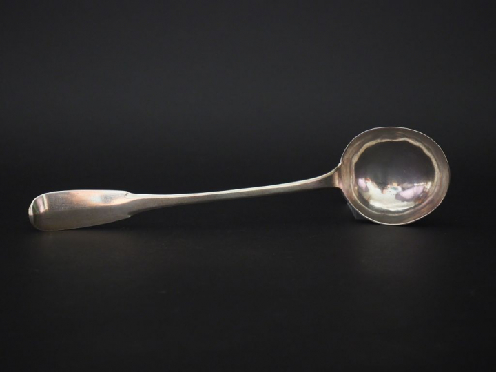 	Louche XVIIIème en argent, modèle uniplat.  Long. 36,5 cm  Poids. 160