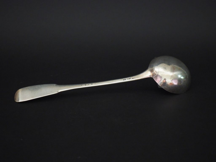 	Louche XVIIIème en argent, modèle uniplat.  Long. 36,5 cm  Poids. 160