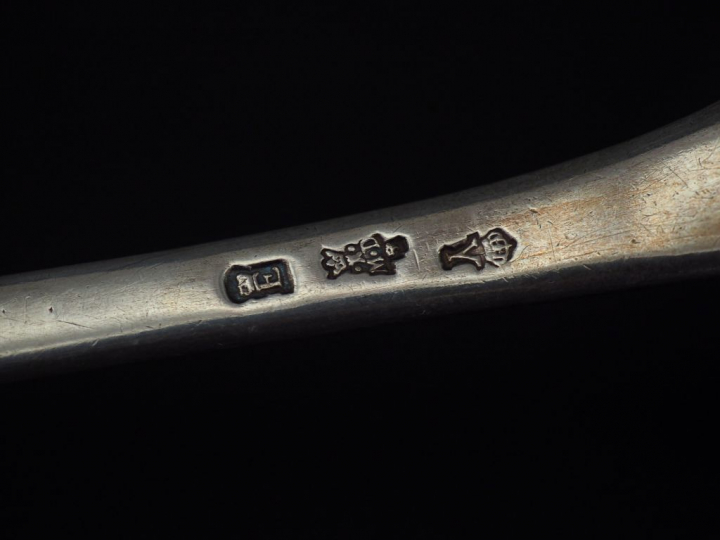 	Louche XVIIIème en argent, modèle uniplat.  Long. 36,5 cm  Poids. 160