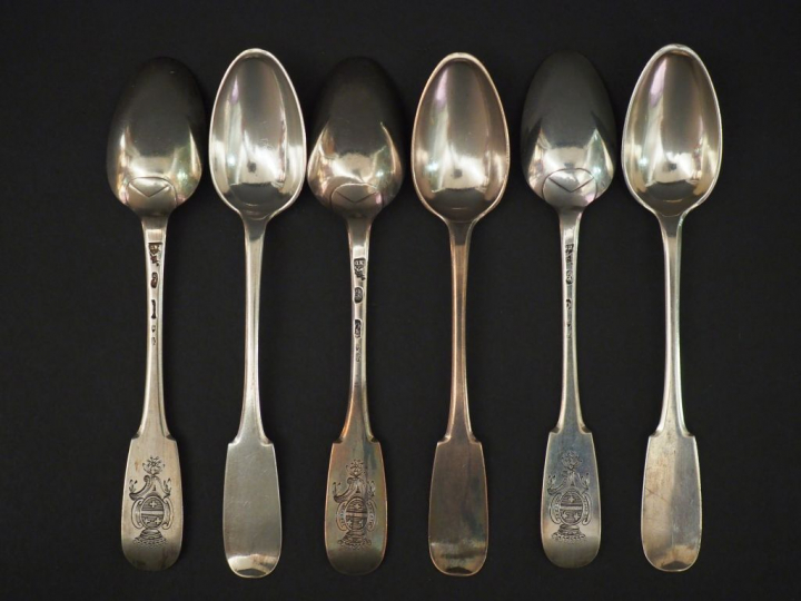 Suite de six petites cuillères XVIIIème en argent, modèle uniplat. Arm