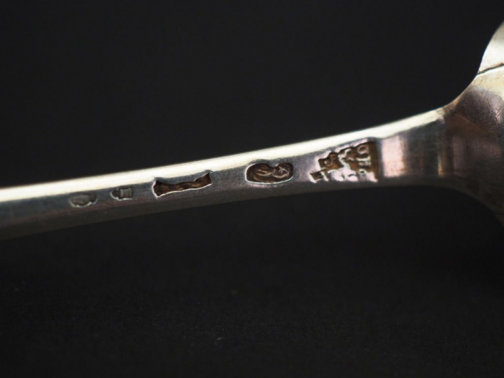 Suite de six petites cuillères XVIIIème en argent, modèle uniplat. Arm