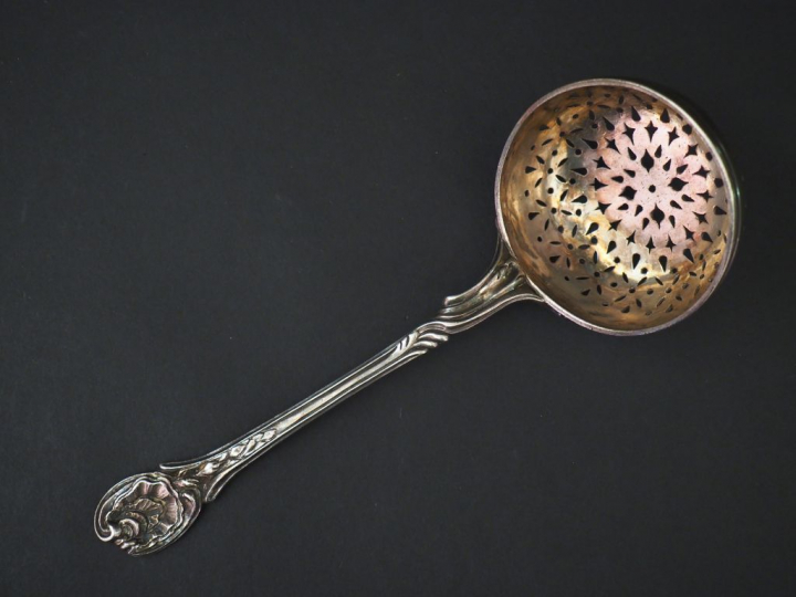 Cuillère à saupoudrer XVIIIème en argent, à décor de coquille et feuil