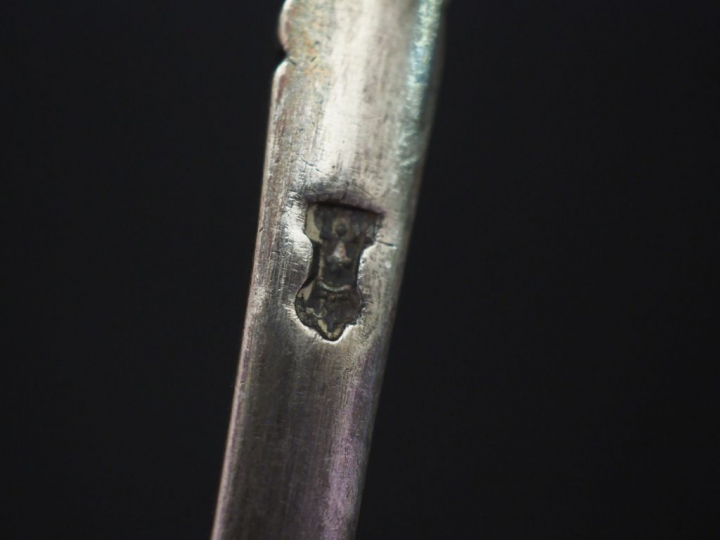 Cuillère à saupoudrer XVIIIème en argent, à décor de coquille et feuil