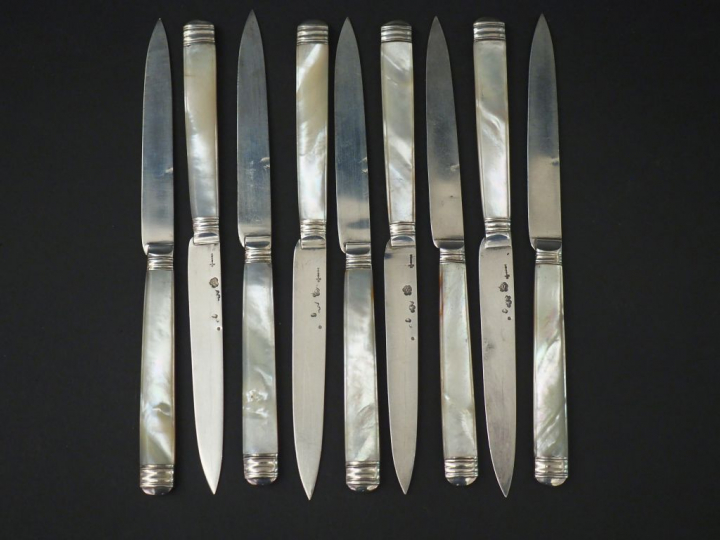 	Suite de neuf couteaux à fruit XVIIIème, en argent et nacre.  Poids t