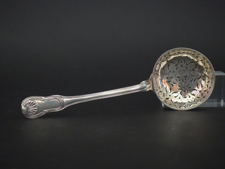 	Cuillère à saupoudrer XVIIIème en argent, modèle à filet et double co