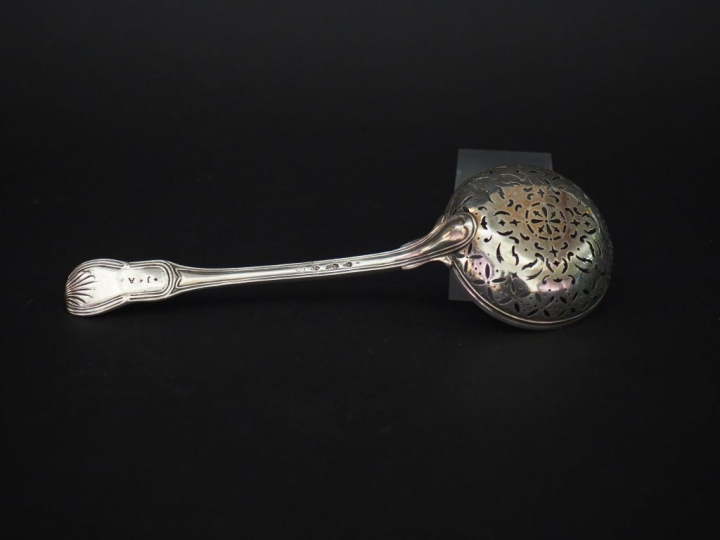 	Cuillère à saupoudrer XVIIIème en argent, modèle à filet et double co