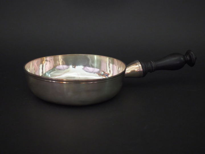 	Poêlon en argent lisse, poinçon au Coq.  Manche ébène. Diam. 21cm Poi