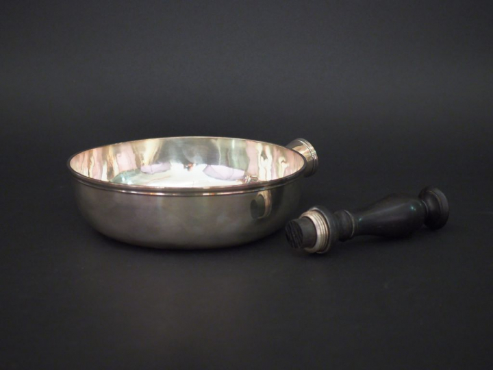 	Poêlon en argent lisse, poinçon au Coq.  Manche ébène. Diam. 21cm Poi