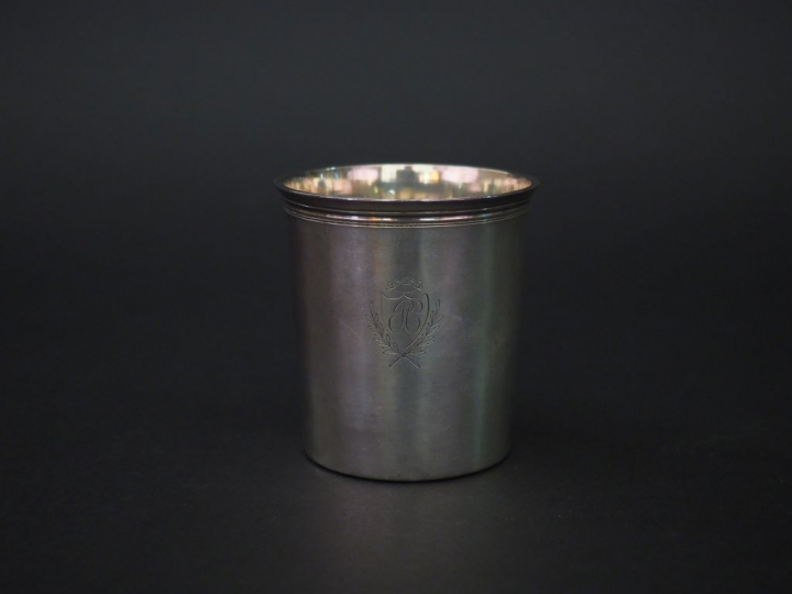 Timbale en argent, poinçon au Coq, à décor de cartouche monogrammé et 
