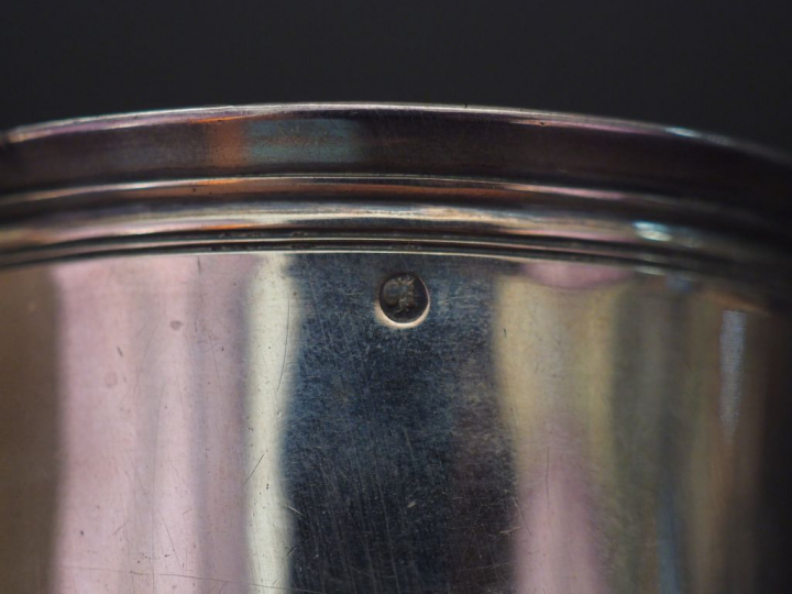 Timbale en argent, poinçon au Coq, à décor de cartouche monogrammé et 