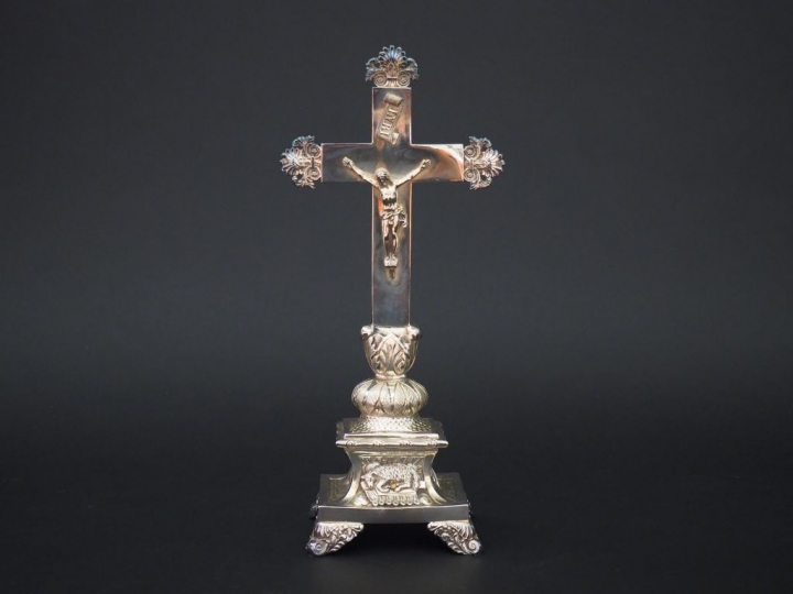 Crucifix Restauration en argent, poinçon Vieillard, à décor de palmett