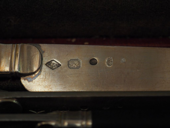 	Suite de douze couteaux à fruits Restauration. Lames argent, poinçon 