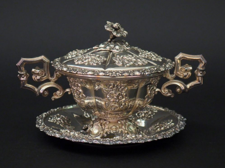 	VEYRAT Sucrier Napoléon III en argent, poinçon Minerve, à décor en ap
