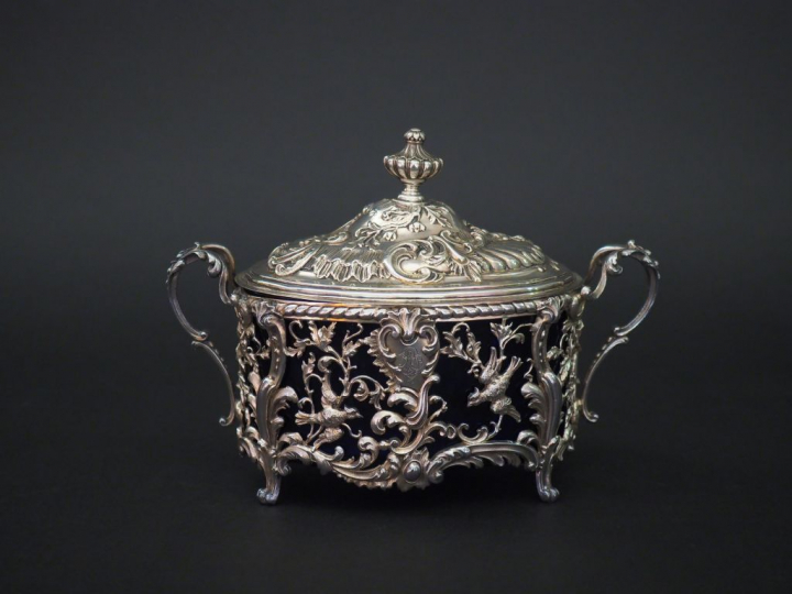 Sucrier Napoléon III de style rocaille en argent, à décor ajouré d’ois