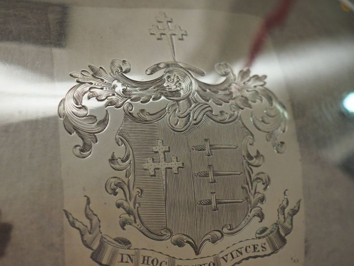 Cloche à rôti Napoléon III en métal plaqué, à décor gravé d’armoiries.