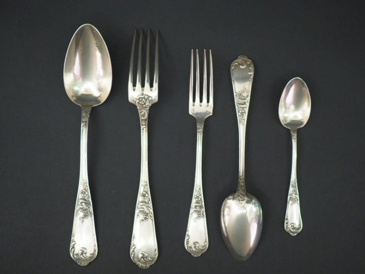 Partie de ménagère de style Louis XV en argent, poinçon Minerve, à déc