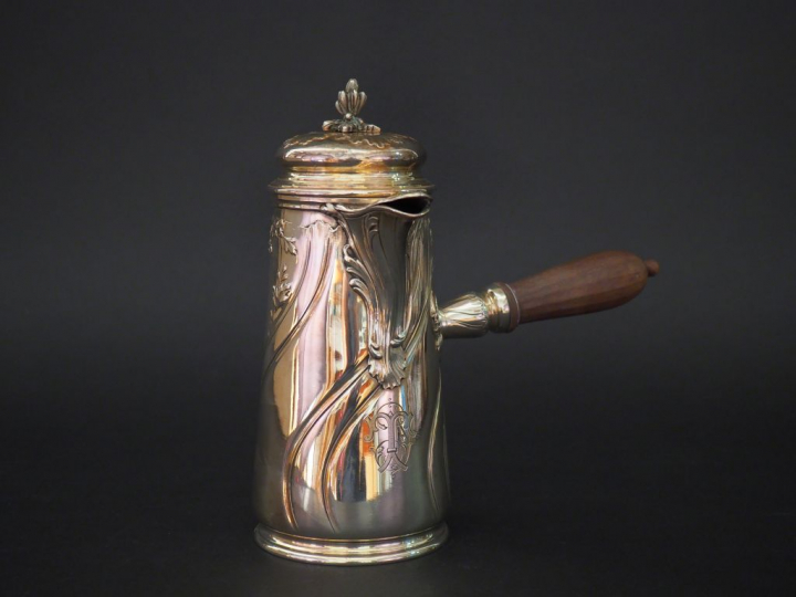 E. PUIFORCAT Chocolatière Art Nouveau en argent, poinçon Minerve, à dé