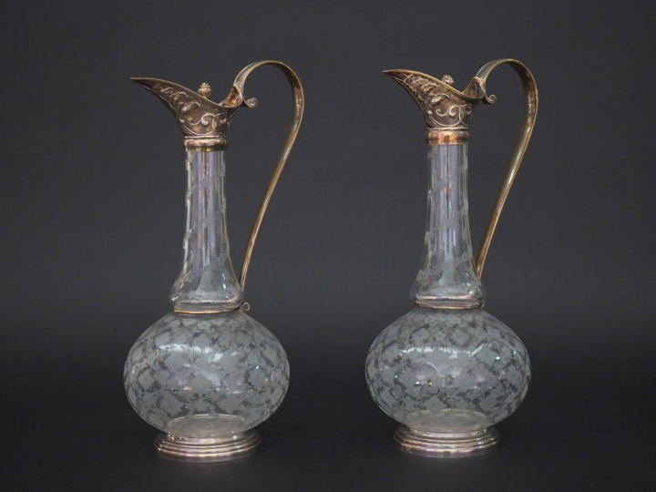 ODIOT à Paris Paire d’aiguières 1900 en cristal gravé et argent, poinç