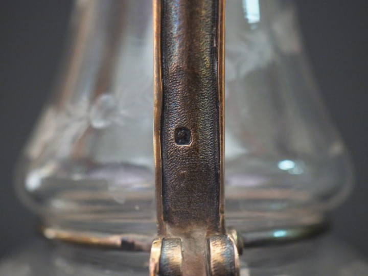 ODIOT à Paris Paire d’aiguières 1900 en cristal gravé et argent, poinç