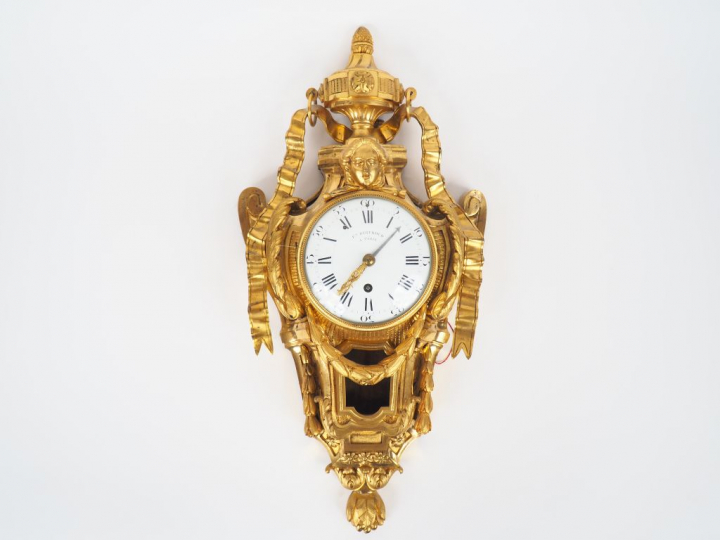 Cartel d’applique Louis XVI en bronze doré, à décor de mascaron, de va
