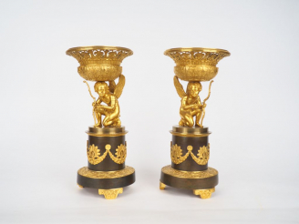 Vente aux enchères Paire de cassolettes XIXème en bronze à double patine, à décor d’amour
