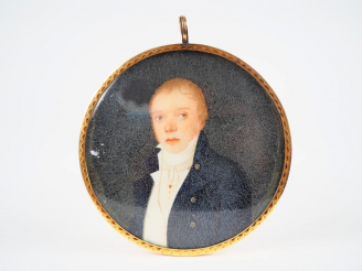 Vente aux enchères Miniature Directoire "portrait d'homme au jabot", cadre en or, anneau 