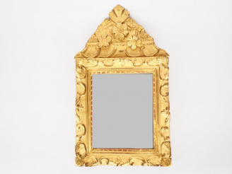 Vente aux enchères Miroir de style Louis XVI en bois sculpté et doré, à décor de rinceaux