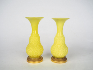 Vente aux enchères Paire de vases XIXème en opaline jaune jonquille, monture en métal dor