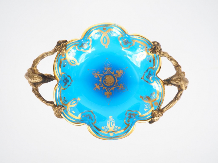 Baguier XIXème en opaline bleue, à décor doré, monture en laiton à déc