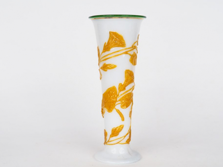Vase cornet XIXème en opaline blanche, décor en relief de fleurs jaune
