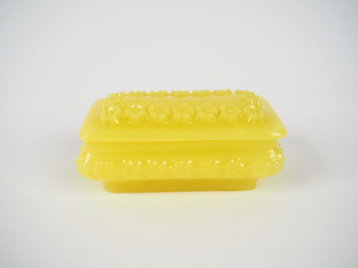 Boite XIXème en opaline jaune jonquille. (Petite égrenure).