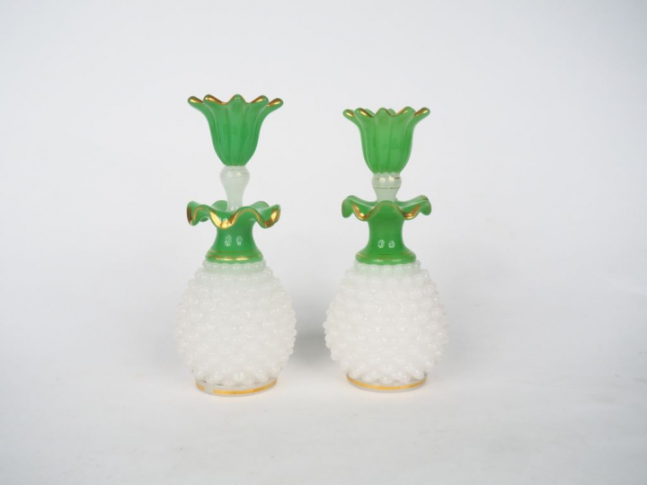 Paire de flacons XIXème en opaline blanche et verte.  H. 21 cm (Egrenu